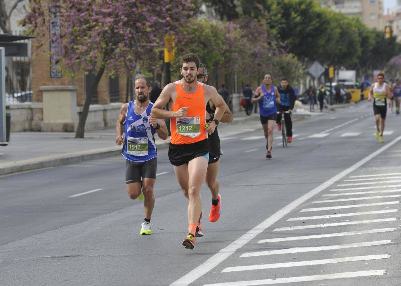 Más de 7.500 corredores participan en la 29ª edición de la Media Maratón Ciudad de Málaga.