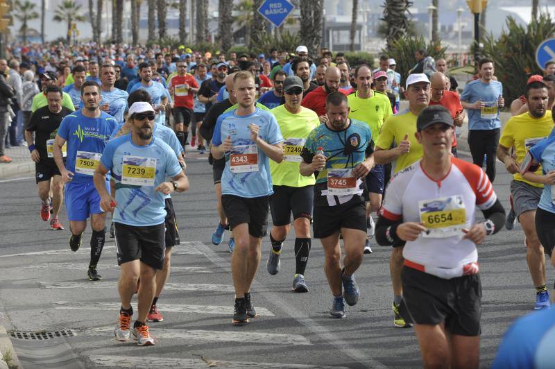 Más de 7.500 corredores participan en la 29ª edición de la Media Maratón Ciudad de Málaga.