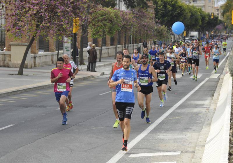 Más de 7.500 corredores participan en la 29ª edición de la Media Maratón Ciudad de Málaga.