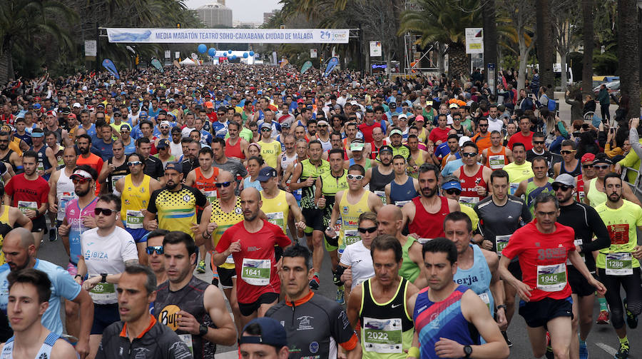 Más de 7.500 corredores participan en la 29ª edición de la Media Maratón Ciudad de Málaga.