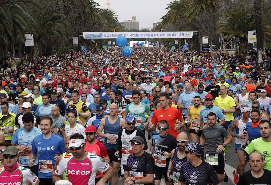 Más de 7.500 corredores participan en la 29ª edición de la Media Maratón Ciudad de Málaga.