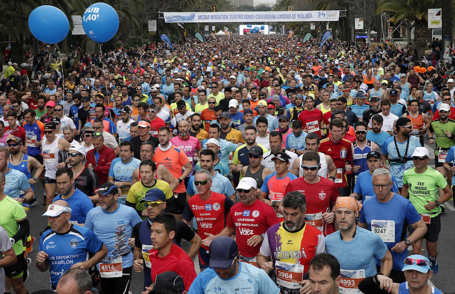 Más de 7.500 corredores participan en la 29ª edición de la Media Maratón Ciudad de Málaga.