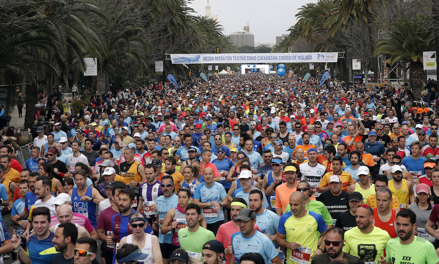 Más de 7.500 corredores participan en la 29ª edición de la Media Maratón Ciudad de Málaga.