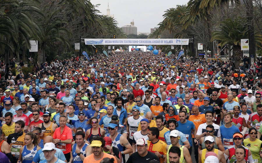 Más de 7.500 corredores participan en la 29ª edición de la Media Maratón Ciudad de Málaga.