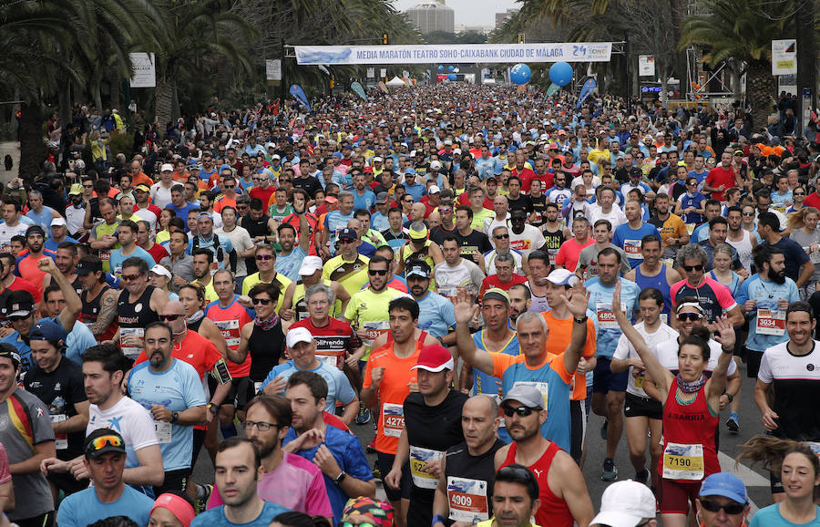 Más de 7.500 corredores participan en la 29ª edición de la Media Maratón Ciudad de Málaga.