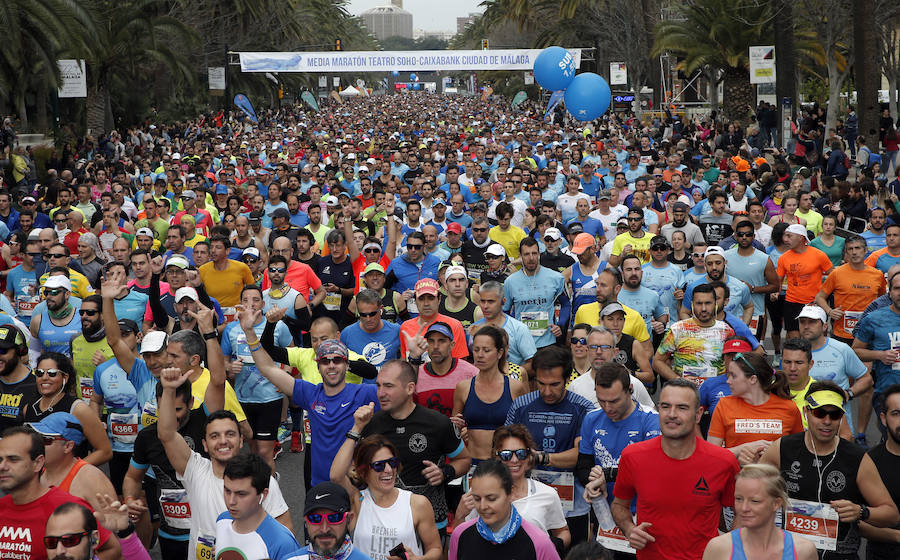Más de 7.500 corredores participan en la 29ª edición de la Media Maratón Ciudad de Málaga.