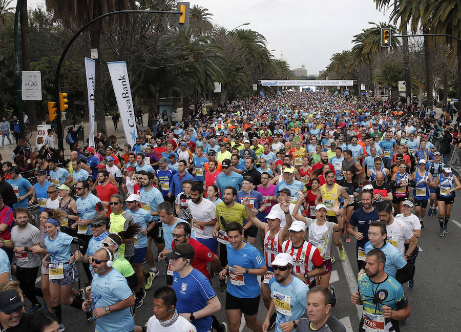 Más de 7.500 corredores participan en la 29ª edición de la Media Maratón Ciudad de Málaga.