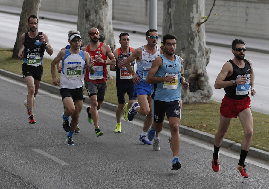 Más de 7.500 corredores participan en la 29ª edición de la Media Maratón Ciudad de Málaga.