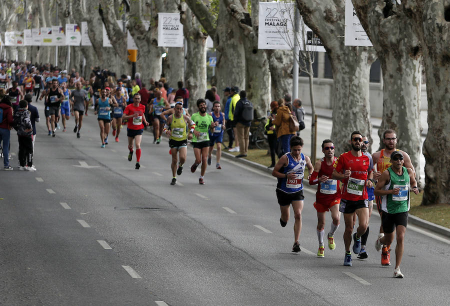 Más de 7.500 corredores participan en la 29ª edición de la Media Maratón Ciudad de Málaga.