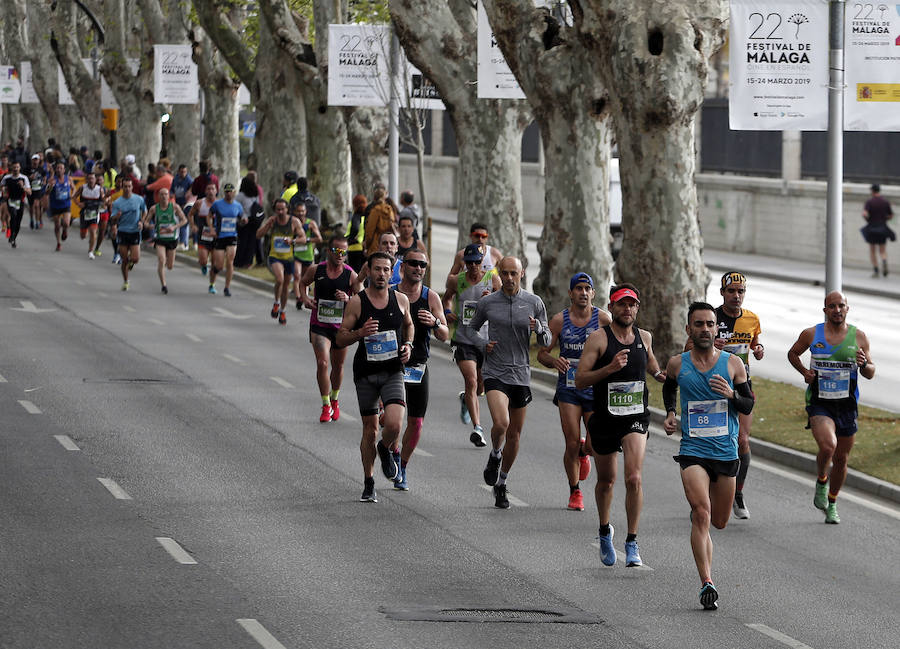Más de 7.500 corredores participan en la 29ª edición de la Media Maratón Ciudad de Málaga.