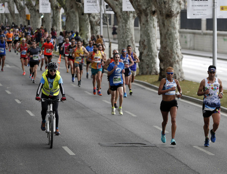 Más de 7.500 corredores participan en la 29ª edición de la Media Maratón Ciudad de Málaga.
