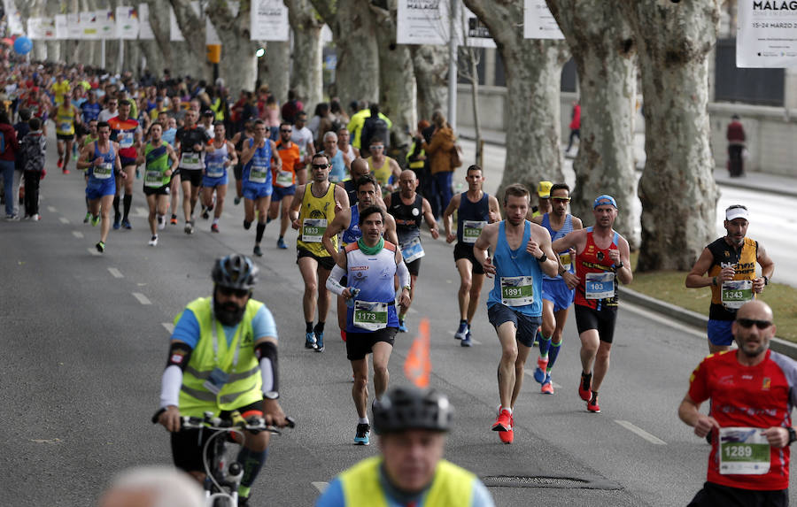 Más de 7.500 corredores participan en la 29ª edición de la Media Maratón Ciudad de Málaga.