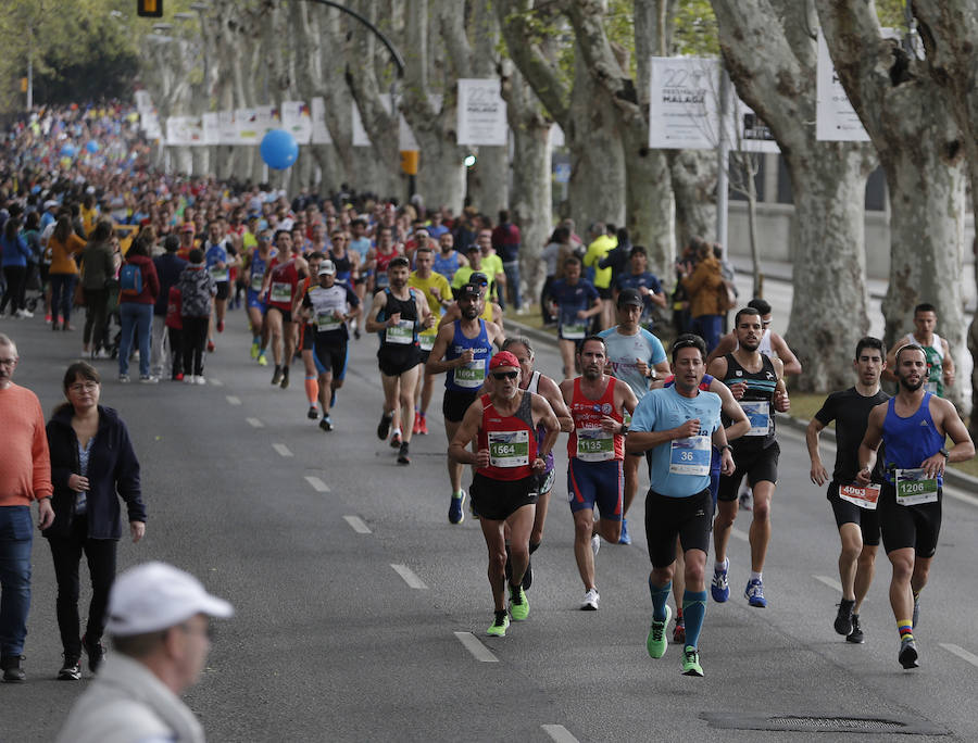 Más de 7.500 corredores participan en la 29ª edición de la Media Maratón Ciudad de Málaga.