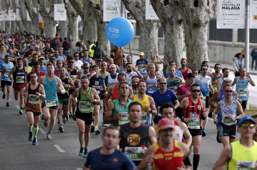 Más de 7.500 corredores participan en la 29ª edición de la Media Maratón Ciudad de Málaga.