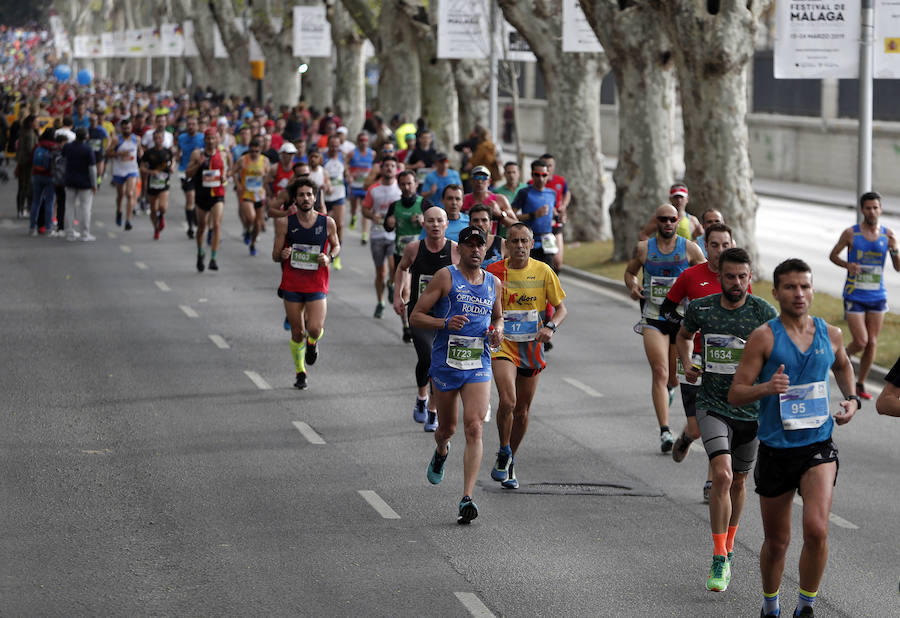 Más de 7.500 corredores participan en la 29ª edición de la Media Maratón Ciudad de Málaga.