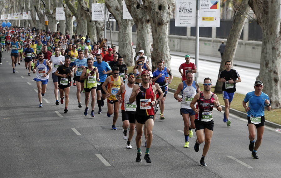 Más de 7.500 corredores participan en la 29ª edición de la Media Maratón Ciudad de Málaga.
