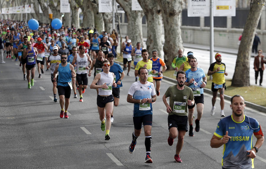 Más de 7.500 corredores participan en la 29ª edición de la Media Maratón Ciudad de Málaga.