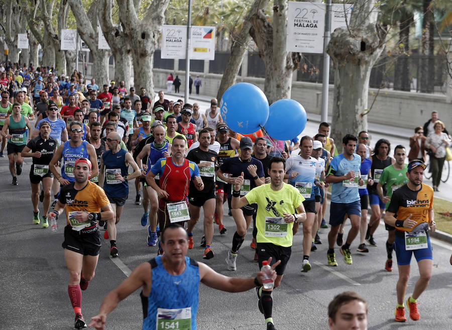 Más de 7.500 corredores participan en la 29ª edición de la Media Maratón Ciudad de Málaga.