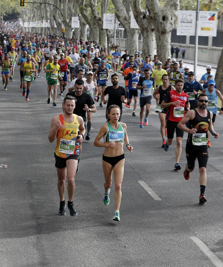 Más de 7.500 corredores participan en la 29ª edición de la Media Maratón Ciudad de Málaga.