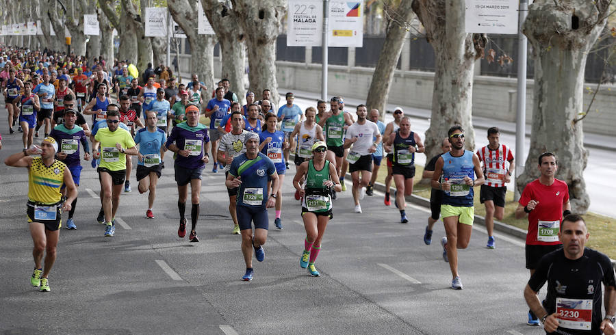 Más de 7.500 corredores participan en la 29ª edición de la Media Maratón Ciudad de Málaga.