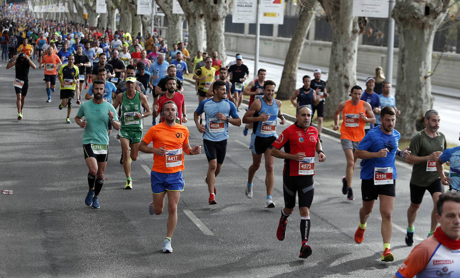 Más de 7.500 corredores participan en la 29ª edición de la Media Maratón Ciudad de Málaga.