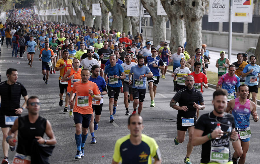 Más de 7.500 corredores participan en la 29ª edición de la Media Maratón Ciudad de Málaga.