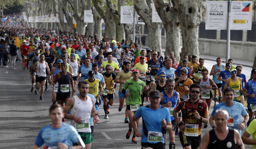 Más de 7.500 corredores participan en la 29ª edición de la Media Maratón Ciudad de Málaga.