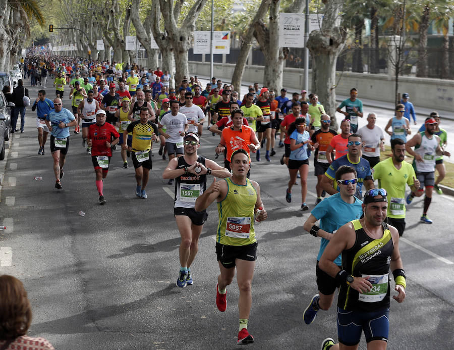 Más de 7.500 corredores participan en la 29ª edición de la Media Maratón Ciudad de Málaga.