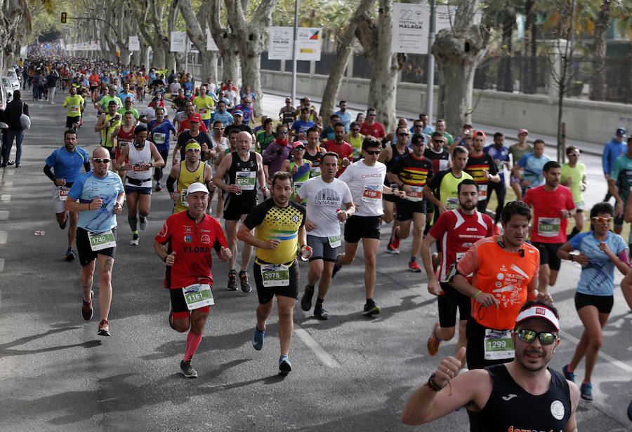 Más de 7.500 corredores participan en la 29ª edición de la Media Maratón Ciudad de Málaga.