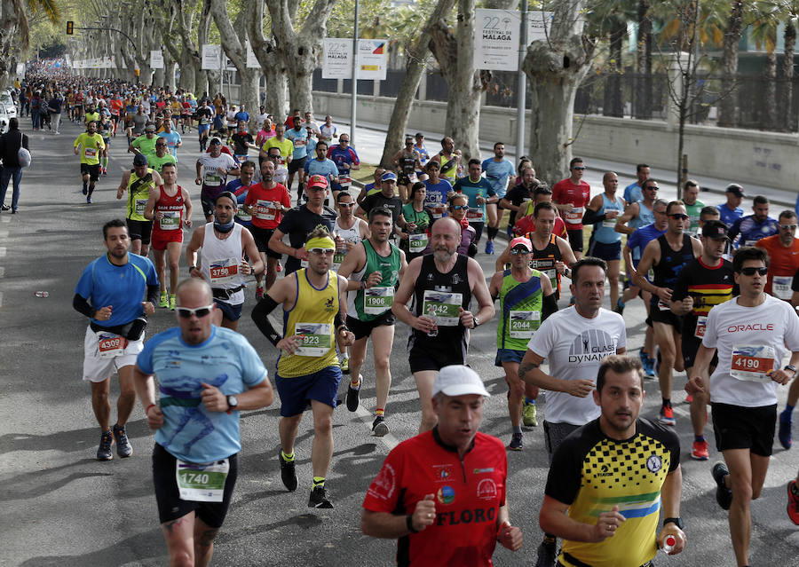 Más de 7.500 corredores participan en la 29ª edición de la Media Maratón Ciudad de Málaga.