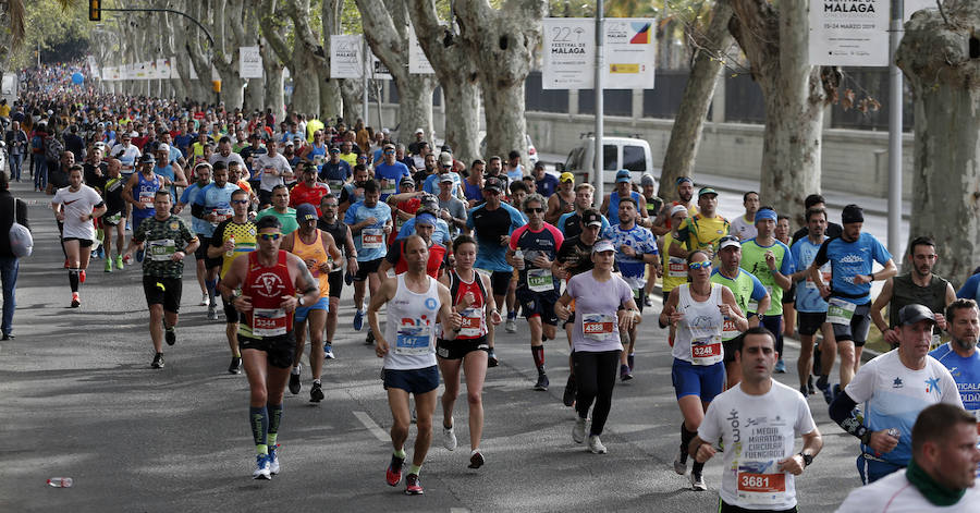 Más de 7.500 corredores participan en la 29ª edición de la Media Maratón Ciudad de Málaga.