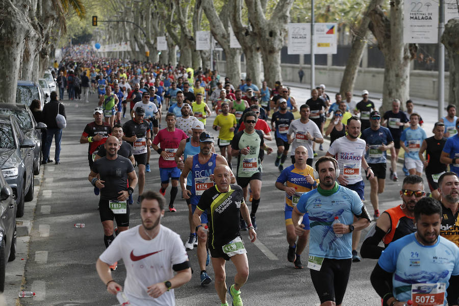 Más de 7.500 corredores participan en la 29ª edición de la Media Maratón Ciudad de Málaga.