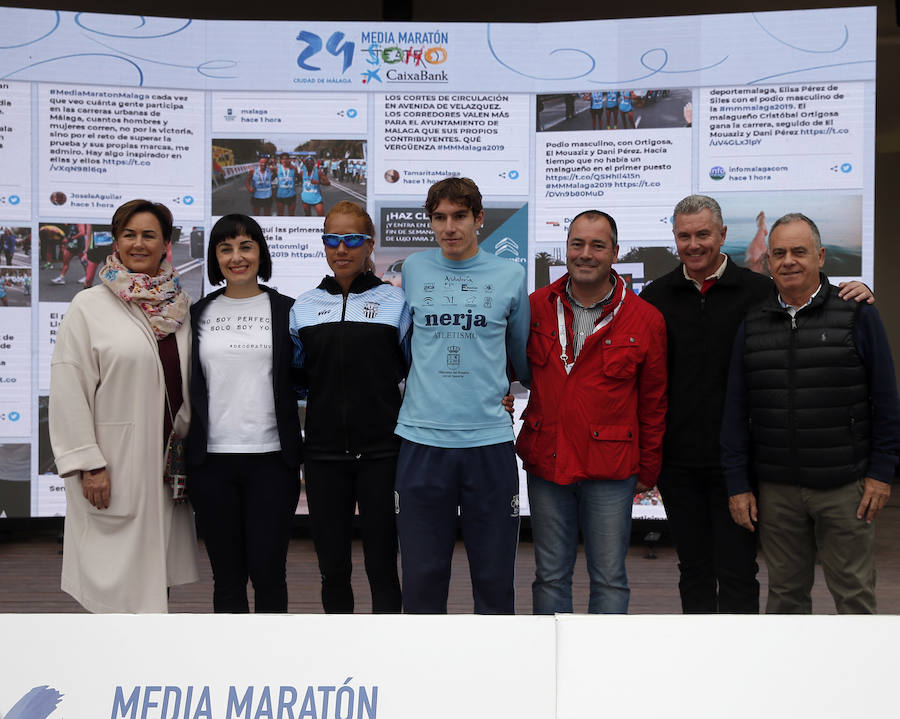 Los ganadores absolitos, Janine Lima y Cristóbal Ortigosa, con patrocinadores de la prueba.