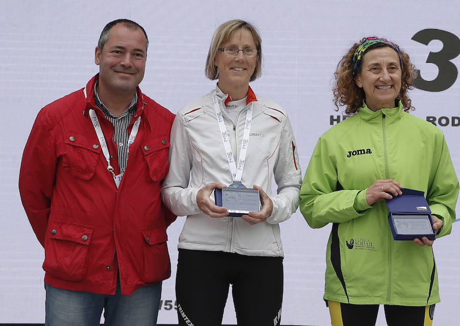 Entrega de premios en Máster 55 femenino. La primera clasificada fue Karin Backteman, seguida de Isabel María Palomo y Herminia Rodríguez.