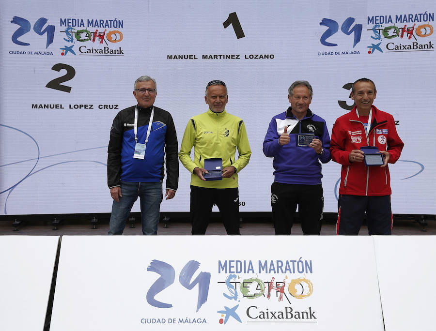 Manuel Martínez Lozano, Manuel López Cruz y José Vigo, en el podio Máster 60, junto a José Luis Hernández, de Málaga Sport.