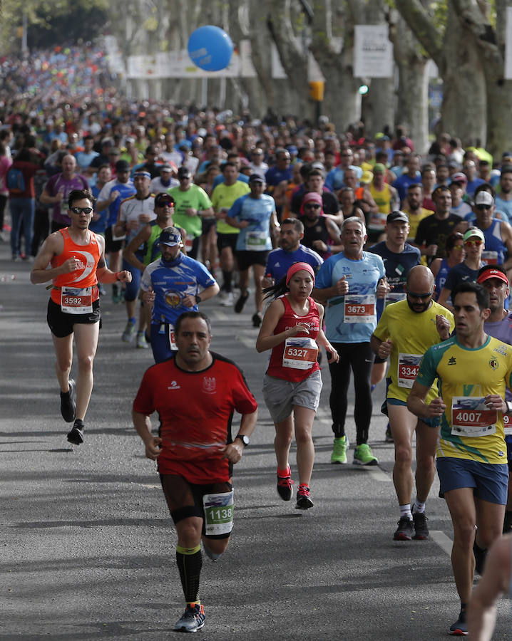 Mucho ambiente y color han llenado hoy las calles del centro de Málaga en la Media Maratón Teatro Soho Caixabank Ciudad de Málaga 2019