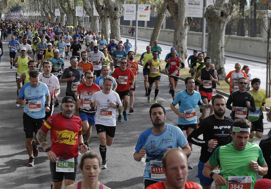 Mucho ambiente y color han llenado hoy las calles del centro de Málaga en la Media Maratón Teatro Soho Caixabank Ciudad de Málaga 2019