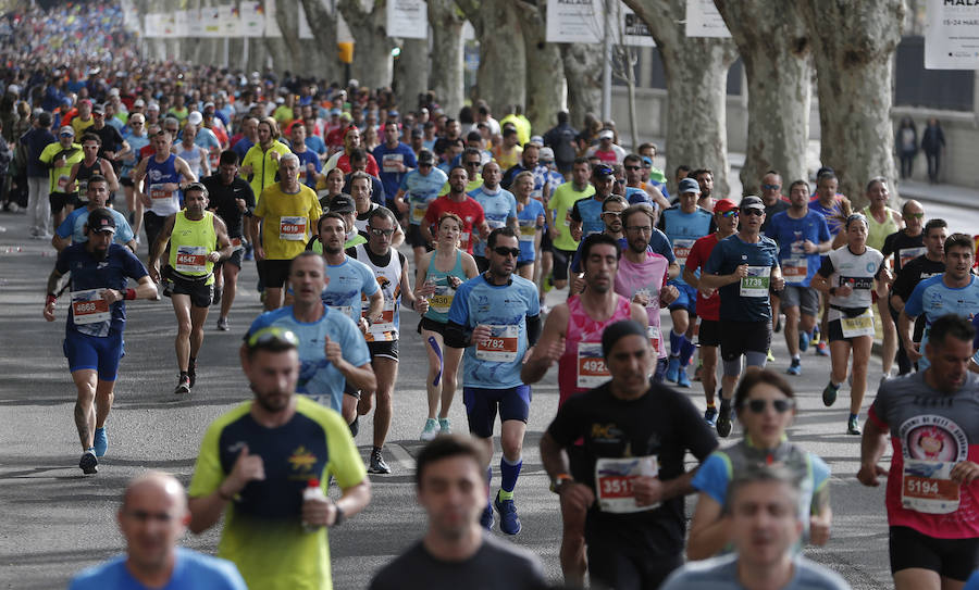 Mucho ambiente y color han llenado hoy las calles del centro de Málaga en la Media Maratón Teatro Soho Caixabank Ciudad de Málaga 2019