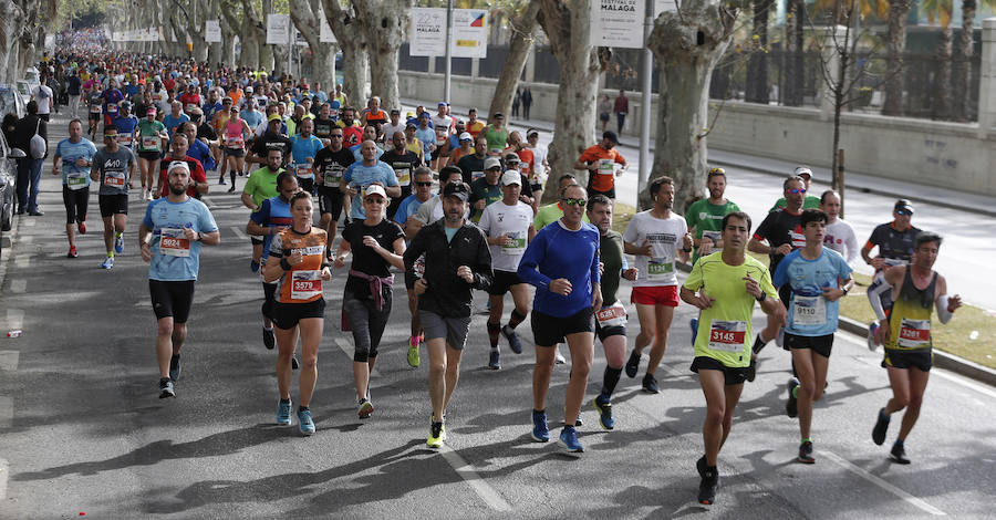 Mucho ambiente y color han llenado hoy las calles del centro de Málaga en la Media Maratón Teatro Soho Caixabank Ciudad de Málaga 2019