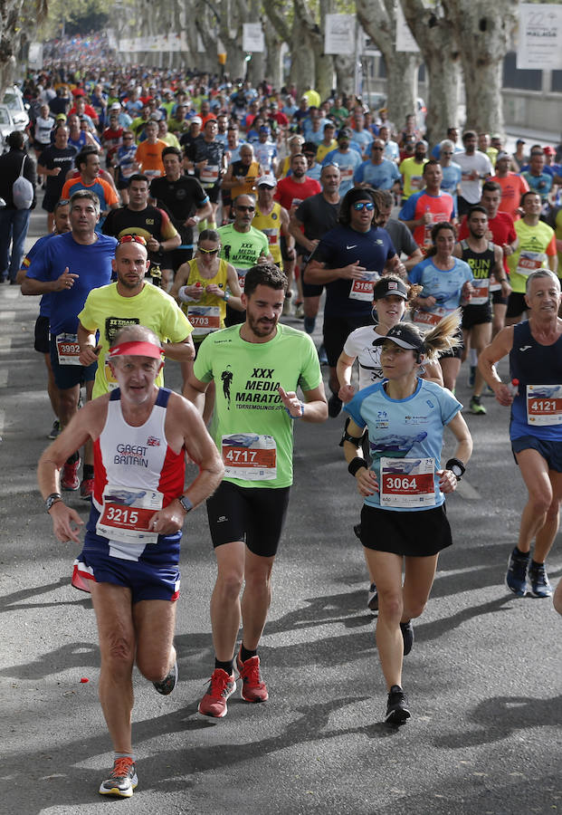 Mucho ambiente y color han llenado hoy las calles del centro de Málaga en la Media Maratón Teatro Soho Caixabank Ciudad de Málaga 2019