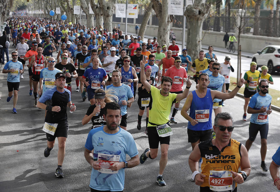 Mucho ambiente y color han llenado hoy las calles del centro de Málaga en la Media Maratón Teatro Soho Caixabank Ciudad de Málaga 2019