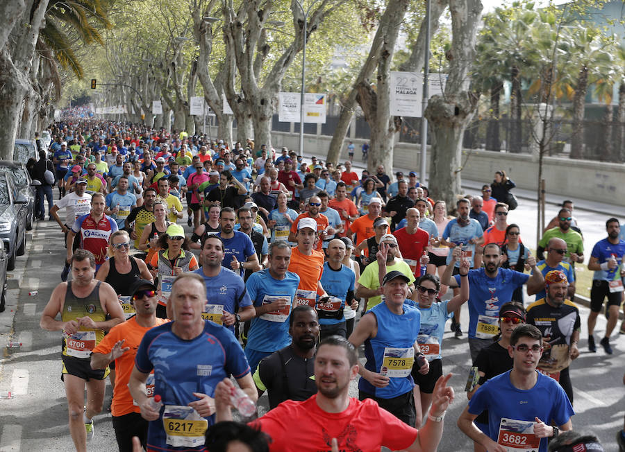 Mucho ambiente y color han llenado hoy las calles del centro de Málaga en la Media Maratón Teatro Soho Caixabank Ciudad de Málaga 2019