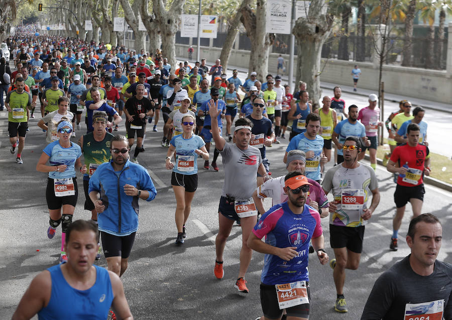 Mucho ambiente y color han llenado hoy las calles del centro de Málaga en la Media Maratón Teatro Soho Caixabank Ciudad de Málaga 2019