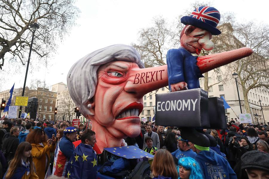 Un millón de británicos, según los organizadores, procedentes de las islas escocesas, de Bristol, Mánchester o Leeds se han manifestado por el centro de Londres para exigir que se celebre un segundo referéndum sobre el 'Brexit'.