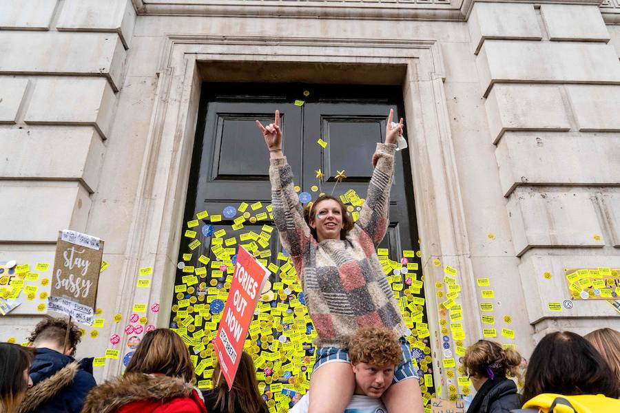 Un millón de británicos, según los organizadores, procedentes de las islas escocesas, de Bristol, Mánchester o Leeds se han manifestado por el centro de Londres para exigir que se celebre un segundo referéndum sobre el 'Brexit'.