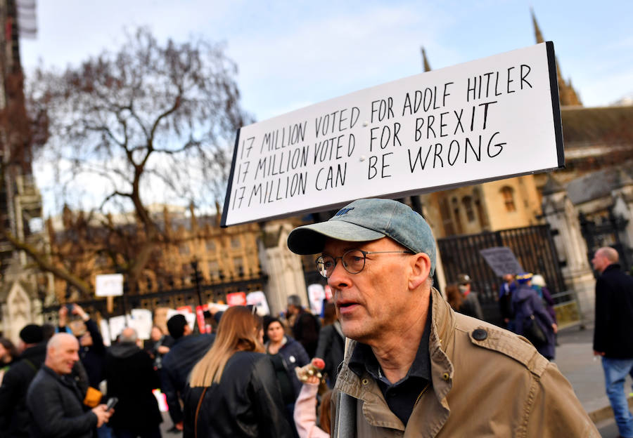 Un millón de británicos, según los organizadores, procedentes de las islas escocesas, de Bristol, Mánchester o Leeds se han manifestado por el centro de Londres para exigir que se celebre un segundo referéndum sobre el 'Brexit'.