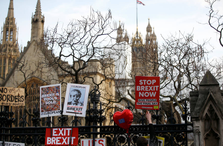 Un millón de británicos, según los organizadores, procedentes de las islas escocesas, de Bristol, Mánchester o Leeds se han manifestado por el centro de Londres para exigir que se celebre un segundo referéndum sobre el 'Brexit'.