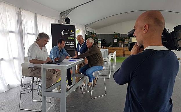 Imagen del sorteo celebrado ayer, con los jueces federativos. 