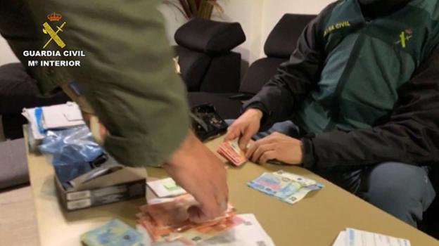 La Guardia Civil intervino 200.000 euros. 
