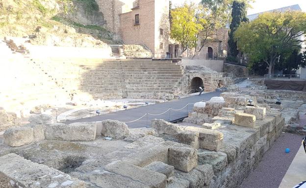La actuación autorizada por la Comisión de Patrimonio prevé restaurar el pavimento semicircular previo al escenario y la zona frontal del mismo.